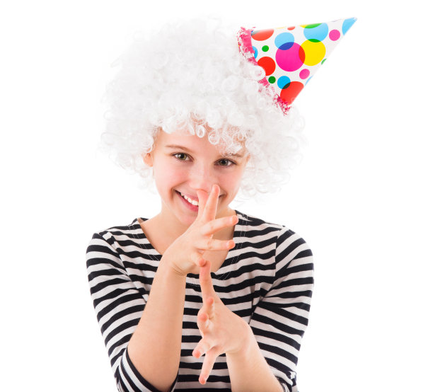 戴着白色假发做鬼脸的女孩图片下载