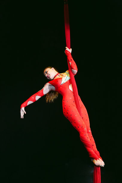 杂技演员在马戏团表演高难度的把戏。图片下载