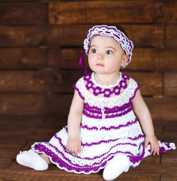 木制背景上的可爱小女孩。图片下载