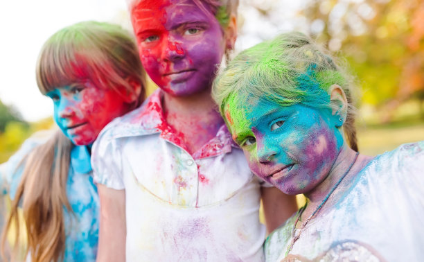 可爱的欧洲女童庆祝印度胡里节，在脸上和身上涂上彩色的脂粉图片下载