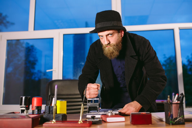 的概念。小偷在办公室偷东西。办公室里的间谍。图片下载