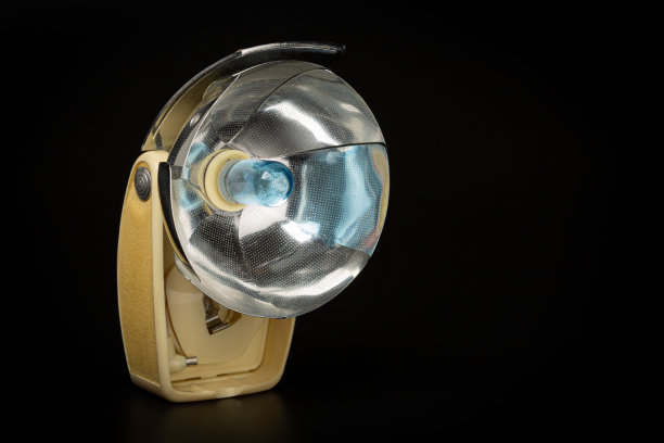 黑色背景上的老式闪光灯图片下载