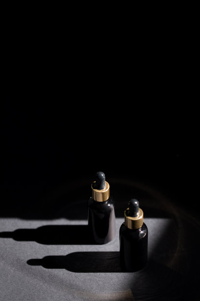 黑色滴瓶在黑暗的背景图片下载