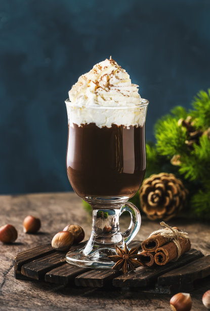 液体黑巧克力与掼奶油和可可粉。冬秋时节喝甜点。圣诞节的温暖的饮料。本空间图片下载