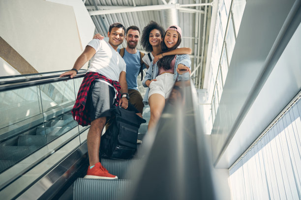 笑着国际团队一起去旅行图片下载