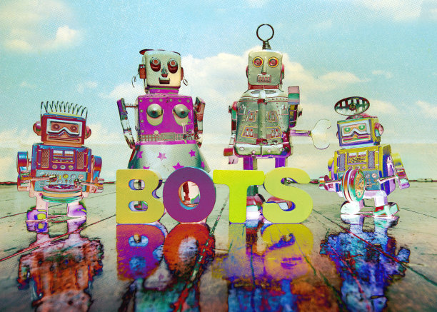 四个复古机器人玩具和“BOTS”这个词图片下载