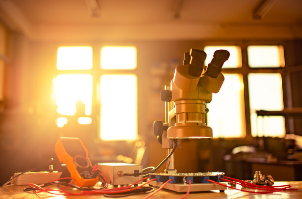 现代显微镜，连接器组件和大型绿色微电路在车间实验室图片下载