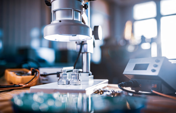 现代显微镜，连接器组件和大型绿色微电路在车间实验室图片下载