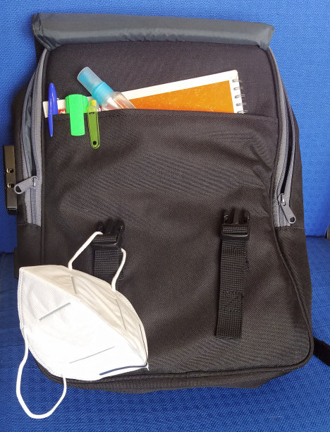 书包里装着新常态的学习用品图片下载