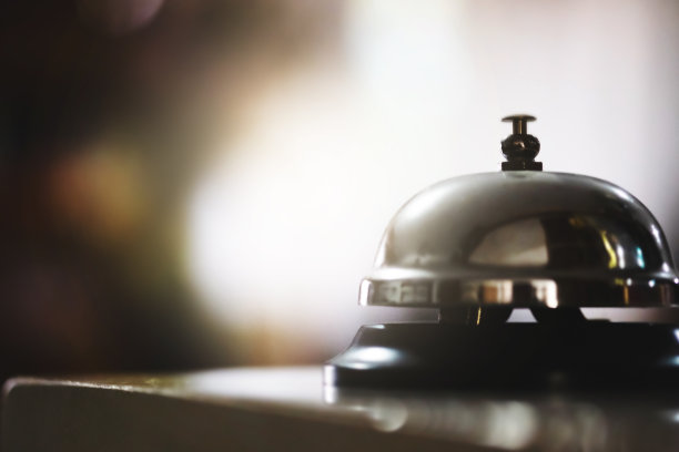 酒店前台服务钟放在桌上，选择性重点。图片下载