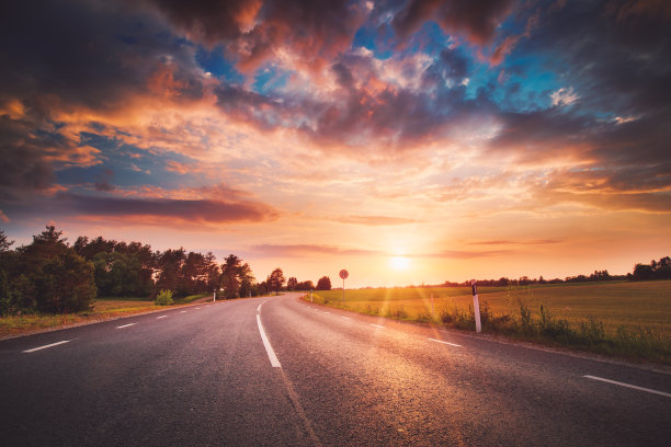 日落时分的柏油路和分界线。图片下载