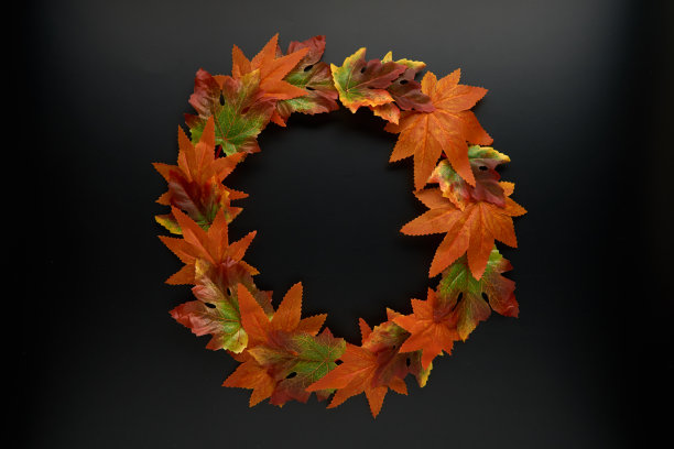 用秋天或秋天的树叶在黑暗的背景上做成的圆形框架。秋天，秋天，万圣节，感恩节概念。平铺，俯视图，拷贝空间。图片下载
