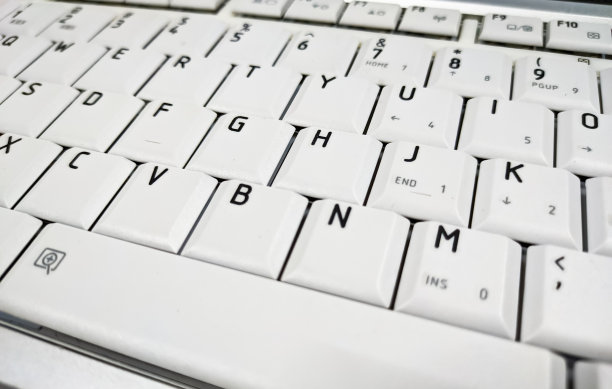 捕捉白色键盘工作在办公室与移动摄像头图片下载