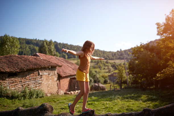 10岁女孩享受大自然和户外新鲜空气。图片下载