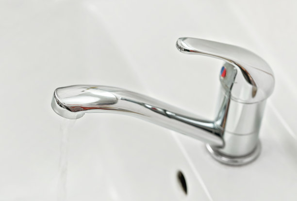 铬水龙头水龙头与水流动，特写细节图片下载