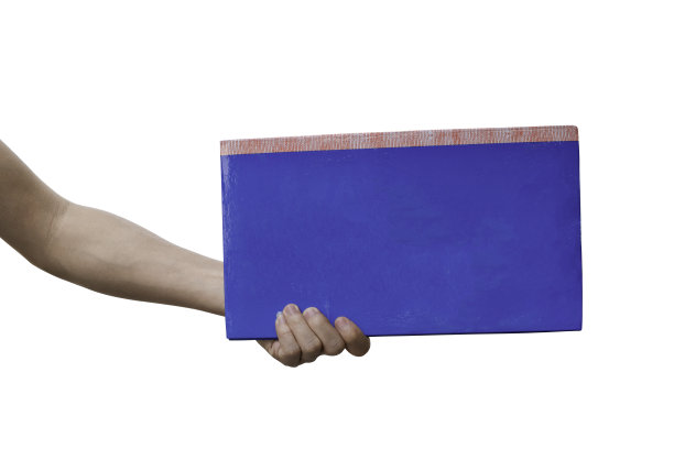 手拿笔记本孤立在一个白色的背景。剪切路径。图片下载