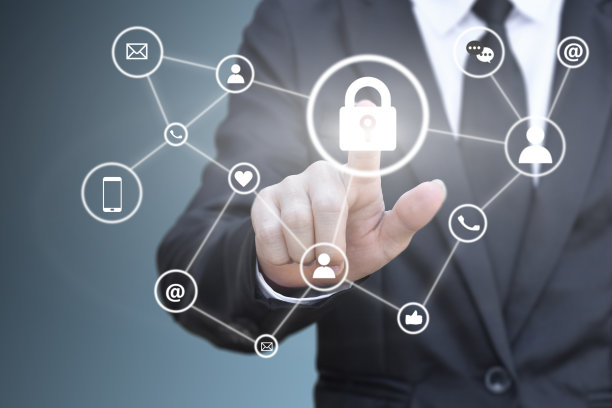 商人手按锁定图标在虚拟屏幕上的社交网络连接。个人资料保安的概念。图片下载