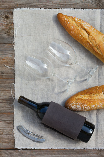 法式长棍面包，酒杯和一瓶红酒图片下载