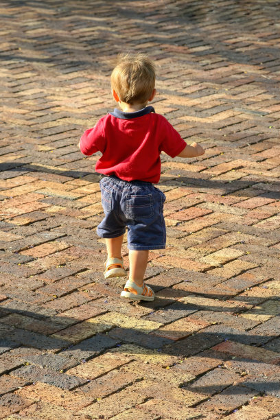 小孩子穿着短裤跑步图片下载