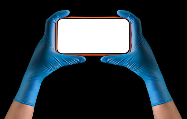 医生的手在医疗手套拿着手机和玩游戏隔离图片下载