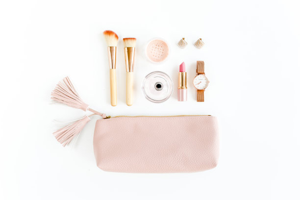 平铺组成与粉色化妆包化妆品化妆品产品，孤立在白色的背景。平躺，俯视图图片下载