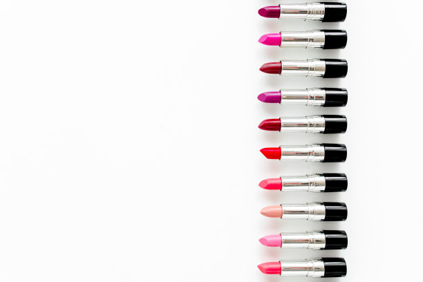 白色背景上的一套彩色口红。专业装饰化妆品、广告产品润发膏。美丽、时尚。平躺，俯视图图片下载