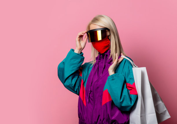 穿着80年代的衣服，戴着购物袋的面具图片下载