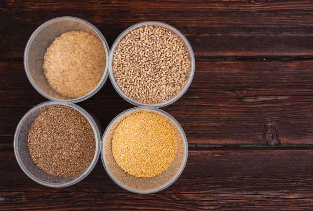 不同类型的生谷物用于制作粥图片下载