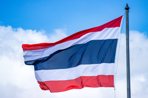 泰国国旗与蓝天背景图片下载