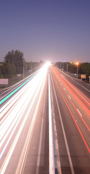 长时间暴露在公路上的交通灯下图片下载