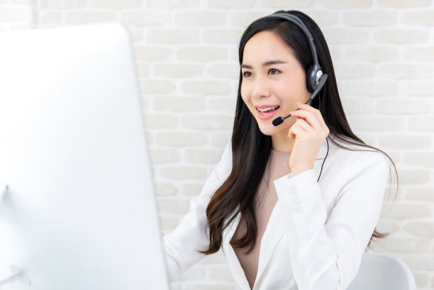 美丽的亚洲女商人在呼叫中心做接线员素材图片