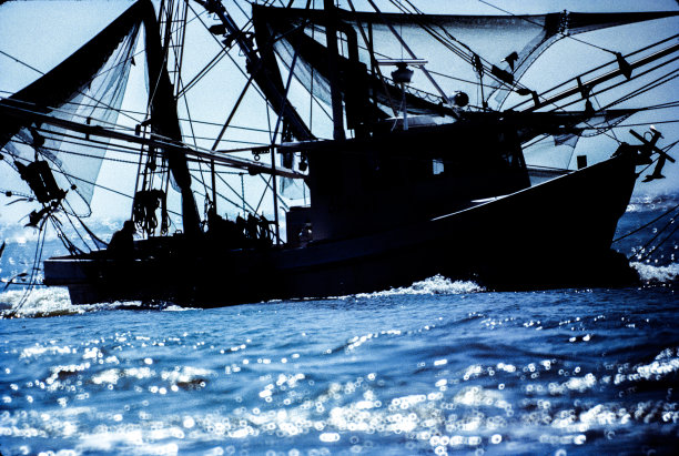 捕虾船的渔网在海水海景上形成剪影图片下载