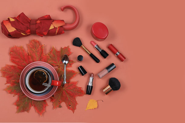 秋天的构图平铺，季节背景以枫叶，雨伞和化妆品，最小的水疗沙龙概念，皮肤护理，请帖，介绍，图片下载