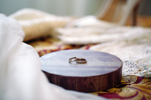 结婚戒指象征着爱情和忠诚。图片下载