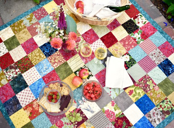 浪漫的户外设置为特殊场合夏季假日野餐在美丽的风景园林公园设置图片下载