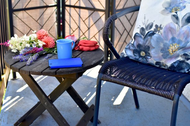 户外露台座位放松在美丽的景观小空间后院在夏天的下午图片下载