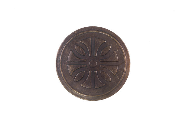 中世纪铜盾孤立在白色背景图片下载