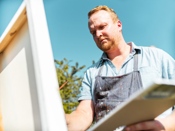 在湖边画画的人图片下载