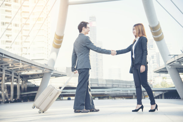 签约后祝贺合作伙伴各类商家与商家握手介绍会。值得信赖的学生朋友聚会。经营理念。图片下载