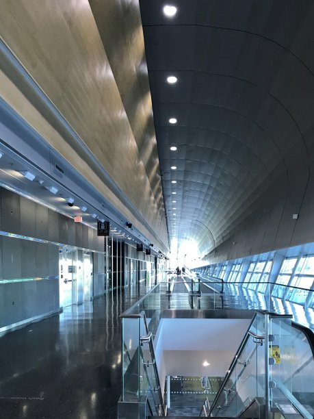 由于冠状病毒疫情的旅行限制，机场过境区空无一人图片下载