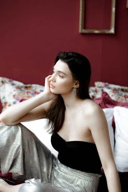 年轻女子透过窗户看图片下载