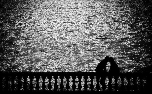 一对相爱的情侣望着大海图片下载