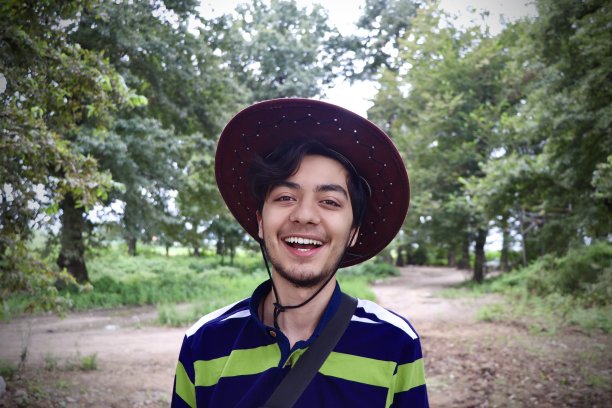 快乐的年轻男子肖像图片下载