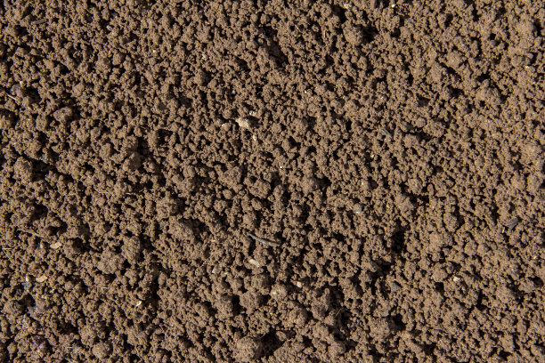 背景土在阳光明媚的乡村。土壤背景图片下载