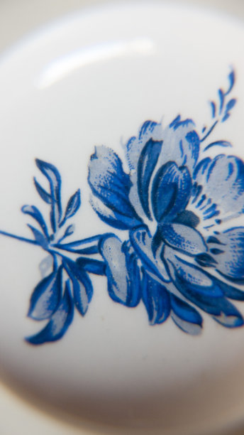 抽屉把手里有蓝色的花图片下载