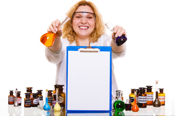 化学专业女学生，手持玻璃器皿测试瓶。图片下载