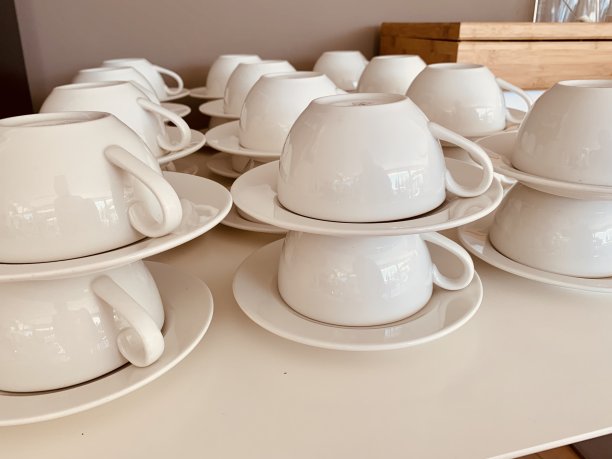 早餐前在厨房为自助餐准备一套杯子图片下载