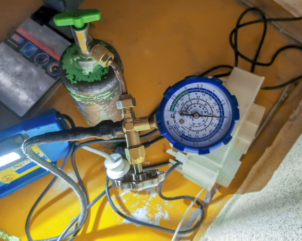 带阀门和压力表的气瓶图片下载