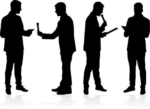 拿着麦克风的人的剪影。图片下载