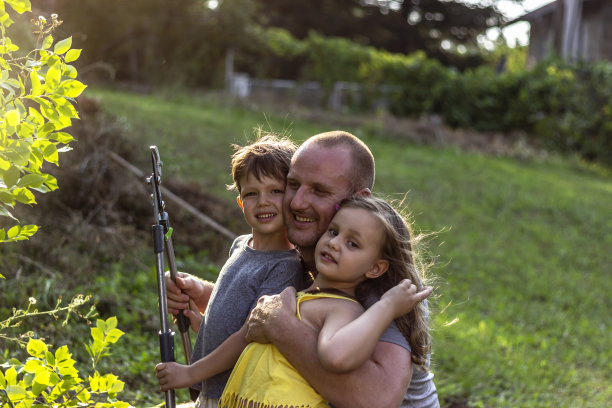 孩子们在花园里帮爸爸干活。图片下载
